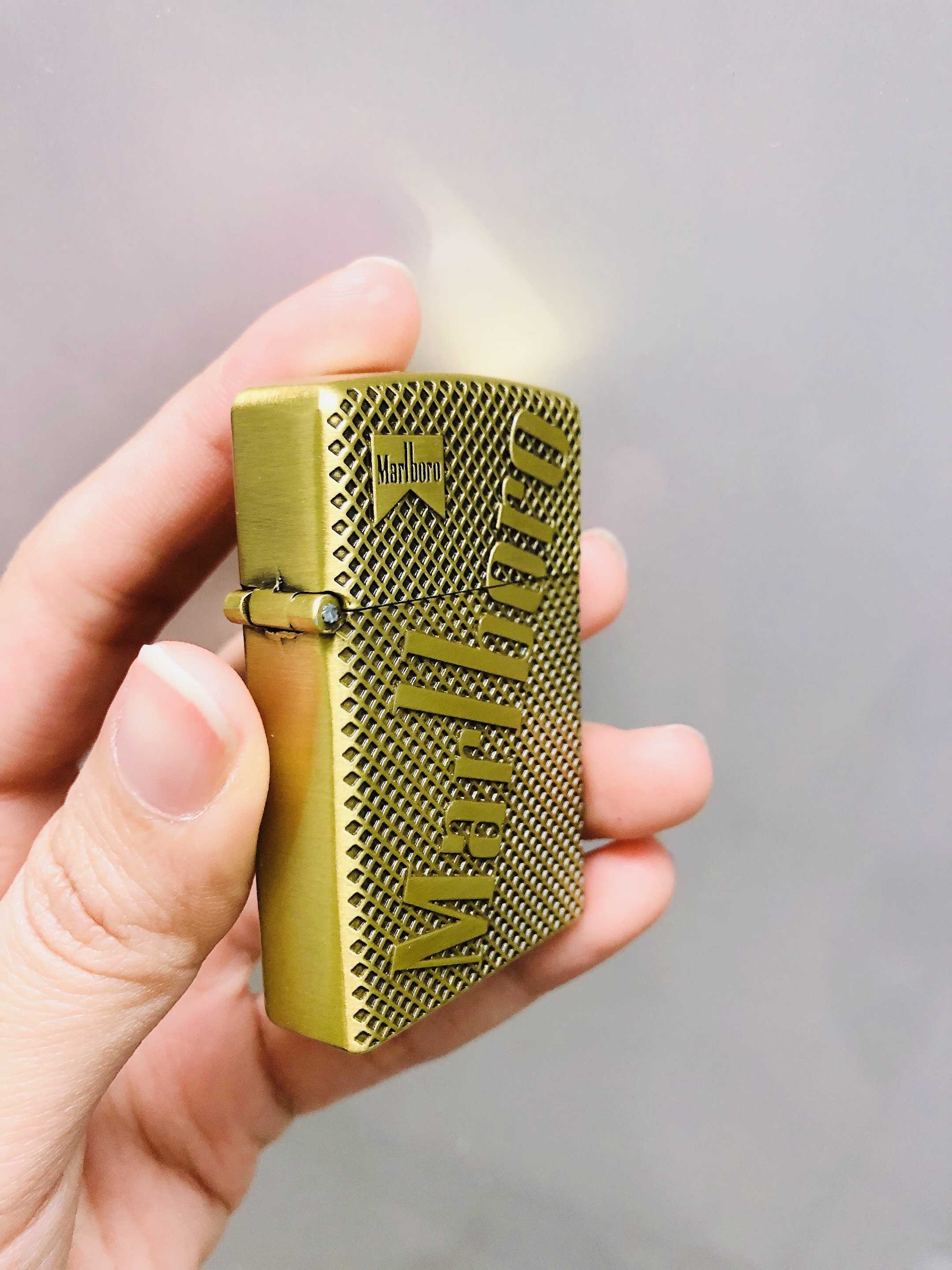 Hột quẹt bật lửa khè khắc nổi Logo MARLBORO 139 kim loại nguyên khối - xài gas