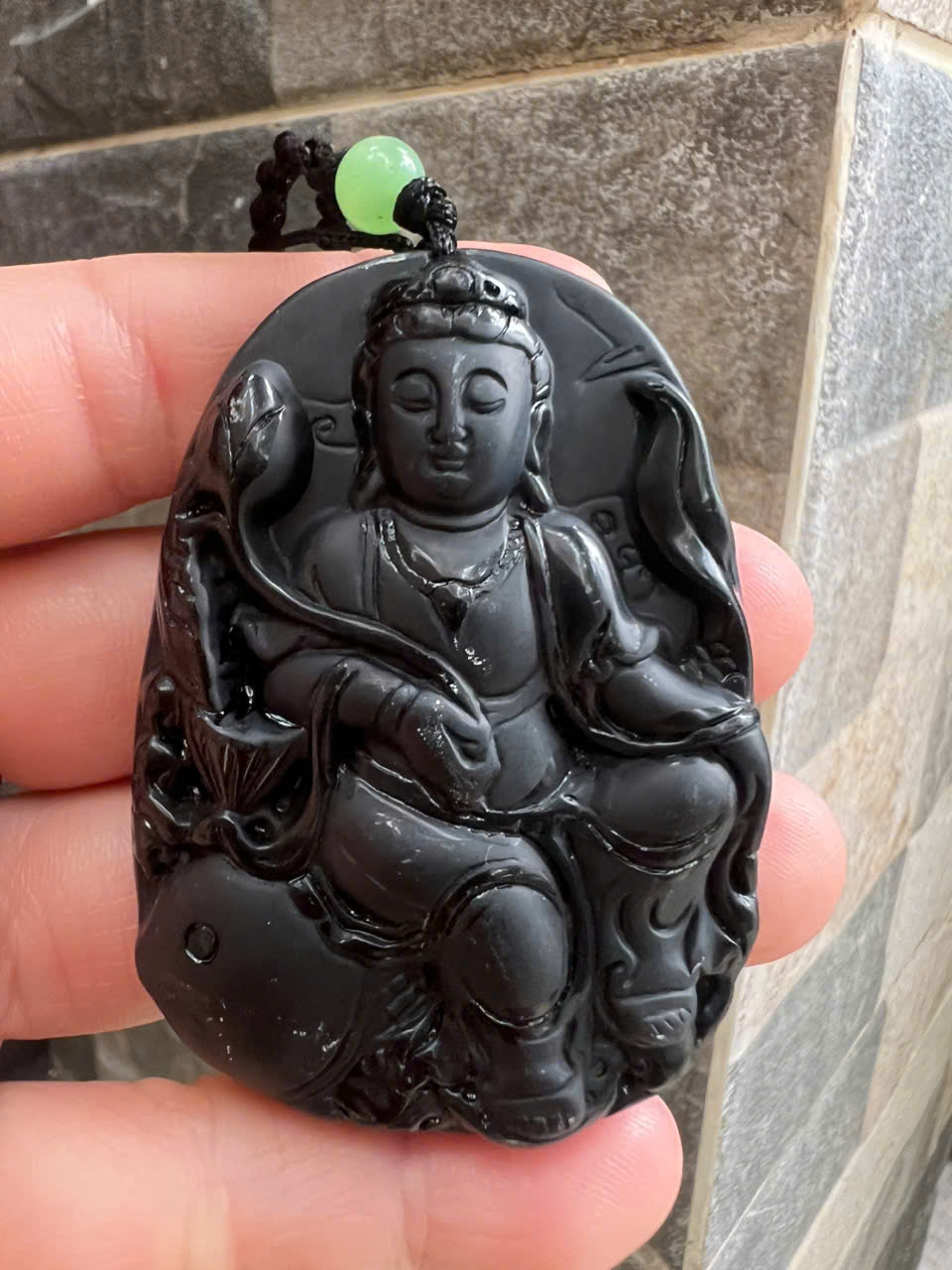 Mặt Dây Chuyền Nam Phật Quan Âm Cưỡi Cá Chép Đá Mã Não Đen Size To Cao 60mm Ngang 43mm Dầy 13mm ạ
