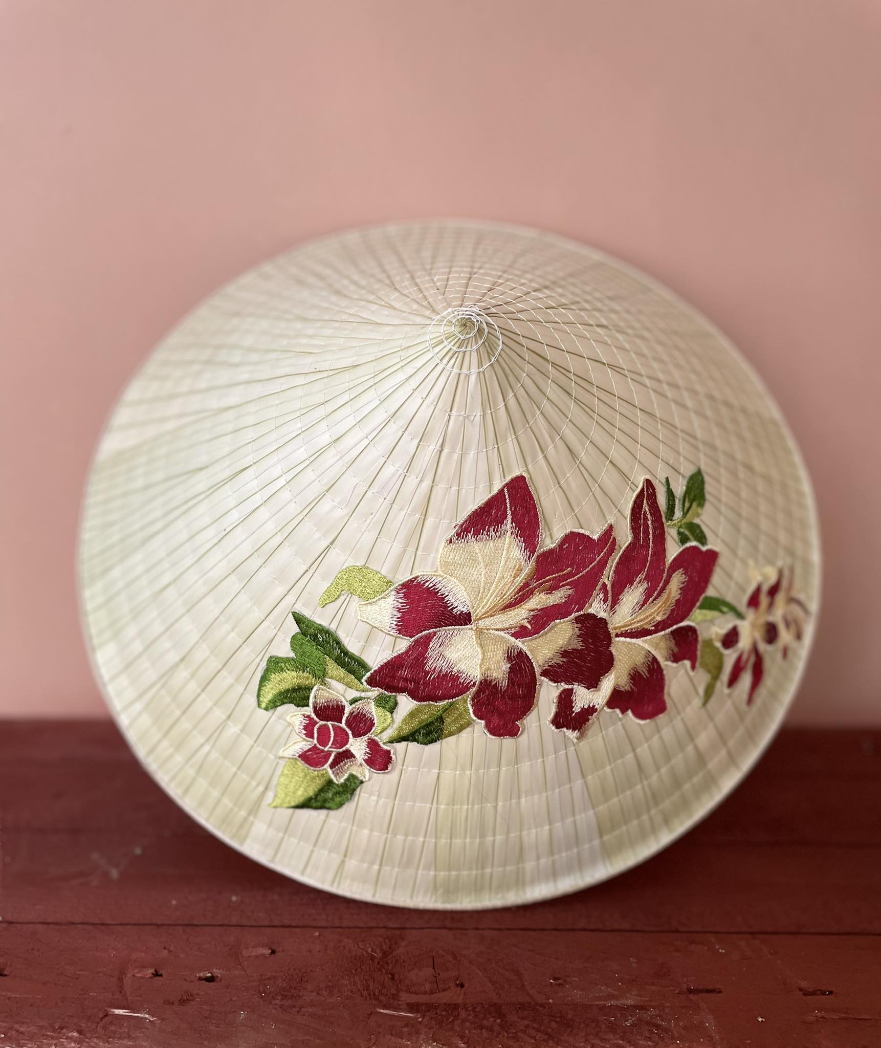 Nón lá hoa lan đỏ đô