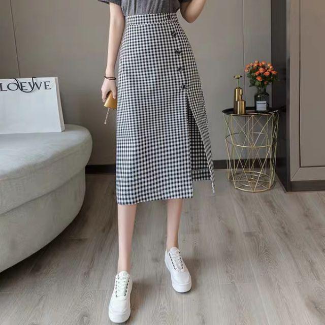 Chân A caro dài xẻ trước đính cúc