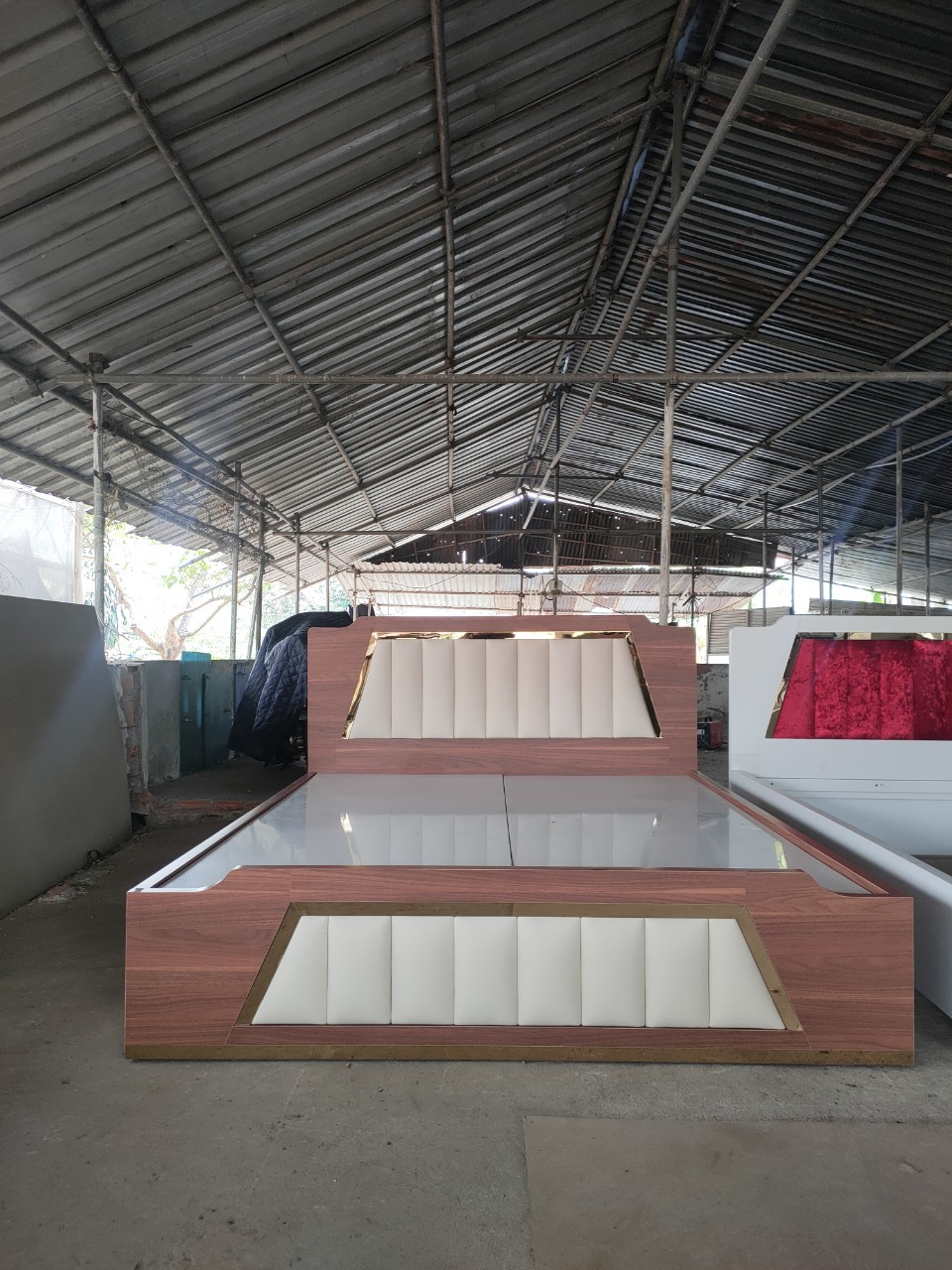 Giường gỗ MDF lõi xanh Tundo kết hợp inox mạ vàng