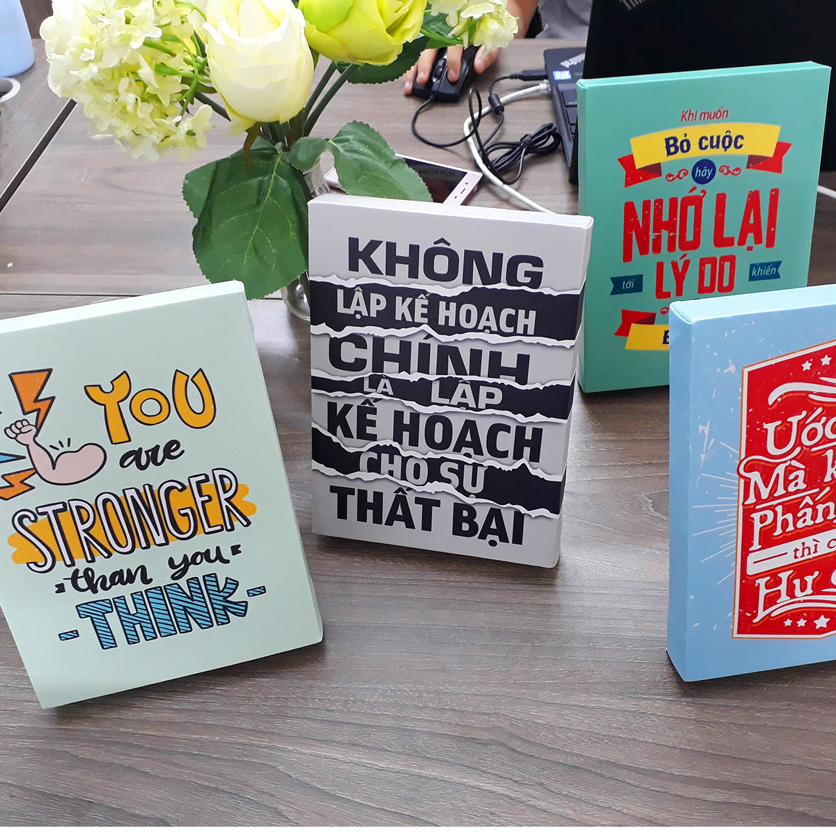 Tranh để bàn slogan tạo động lực Cocopic TPE007-DB home is where the heart is