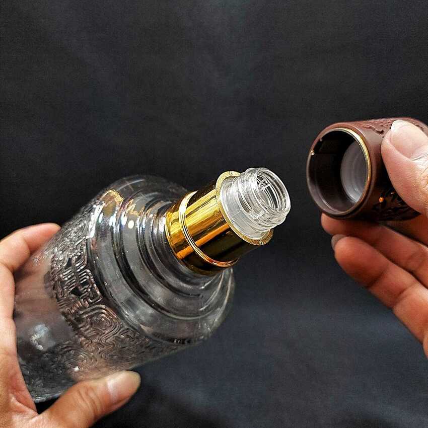 Bình Đựng Ruou Thủy Tinh 700ML cao cấp hoa văn nổi mẫu trụ tròn – nắp nhựa vàng xen nâu – Vỏ Chai Đựng Rượu – Vỏ Chai Rượu Đẹp sang trọng