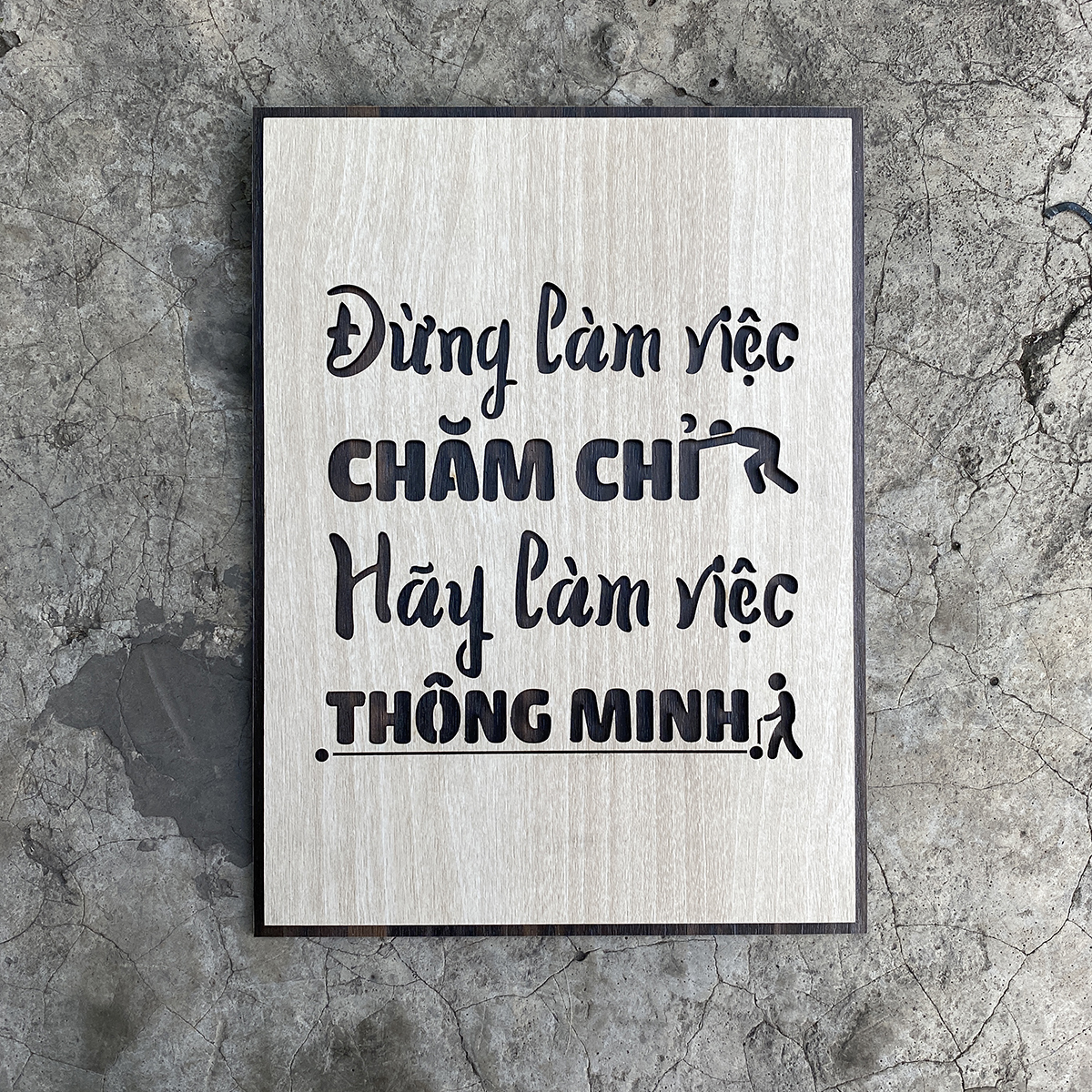 Tranh Decor Gỗ tạo động lực TBIG031 "Đừng làm việc chăm chỉ hãy làm việc thông minh"