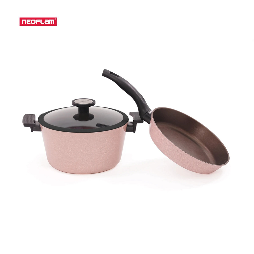 Bộ đôi nồi chảo chống dính bếp từ Neoflam Reverse 24cm, phủ chống dính Daikin 4 sao Nhật Bản. Vung bằng kính cường lực viền silicone đen. Tráng chống dính bên ngoài màu hồng