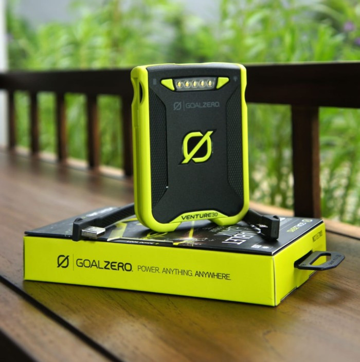 Pin Sạc Dự Phòng Kèm Đèn Chiếu Sáng GoalZero Venture 70