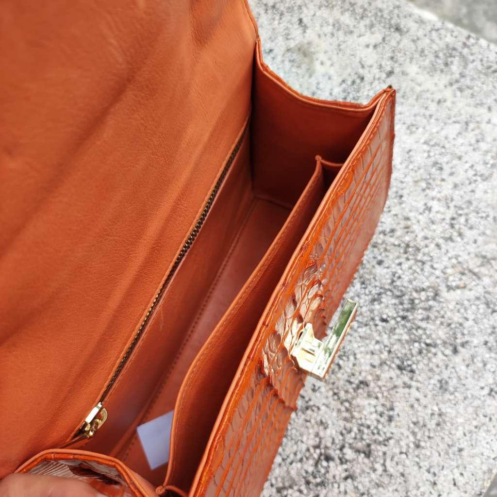Túi xách Classic có quai đeo Gù gai cá sấu màu Vàng bò siêu dễ thương!