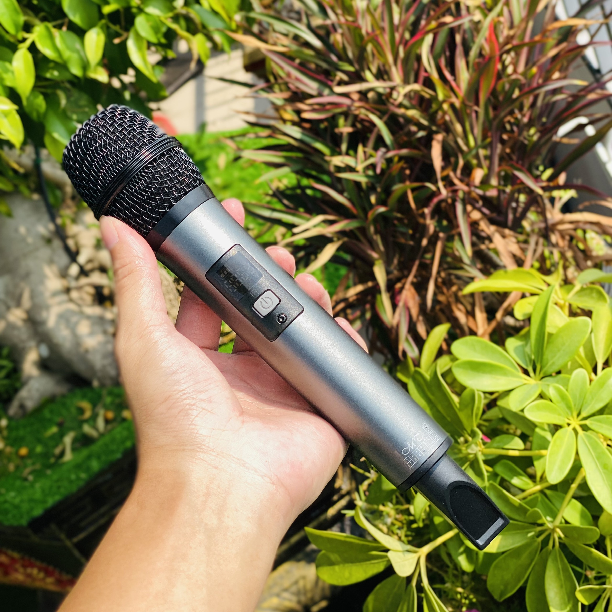 Micro karaoke dành cho ô tô BX7 - Micro không dây đa năng cao cấp - Lọc Âm, Chống Hú, Chống Ồn Và Méo Tiếng Giúp Âm Thanh Phát Ra Trong Trẻo, Mượt Mà - Biến loa vi tính thành loa karaoke - Dùng được cho cả loa kéo, amply, mixer, tivi