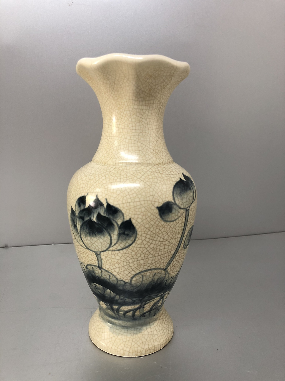 Lọ hoa men rạn vẽ sen , mẫu cổ loe