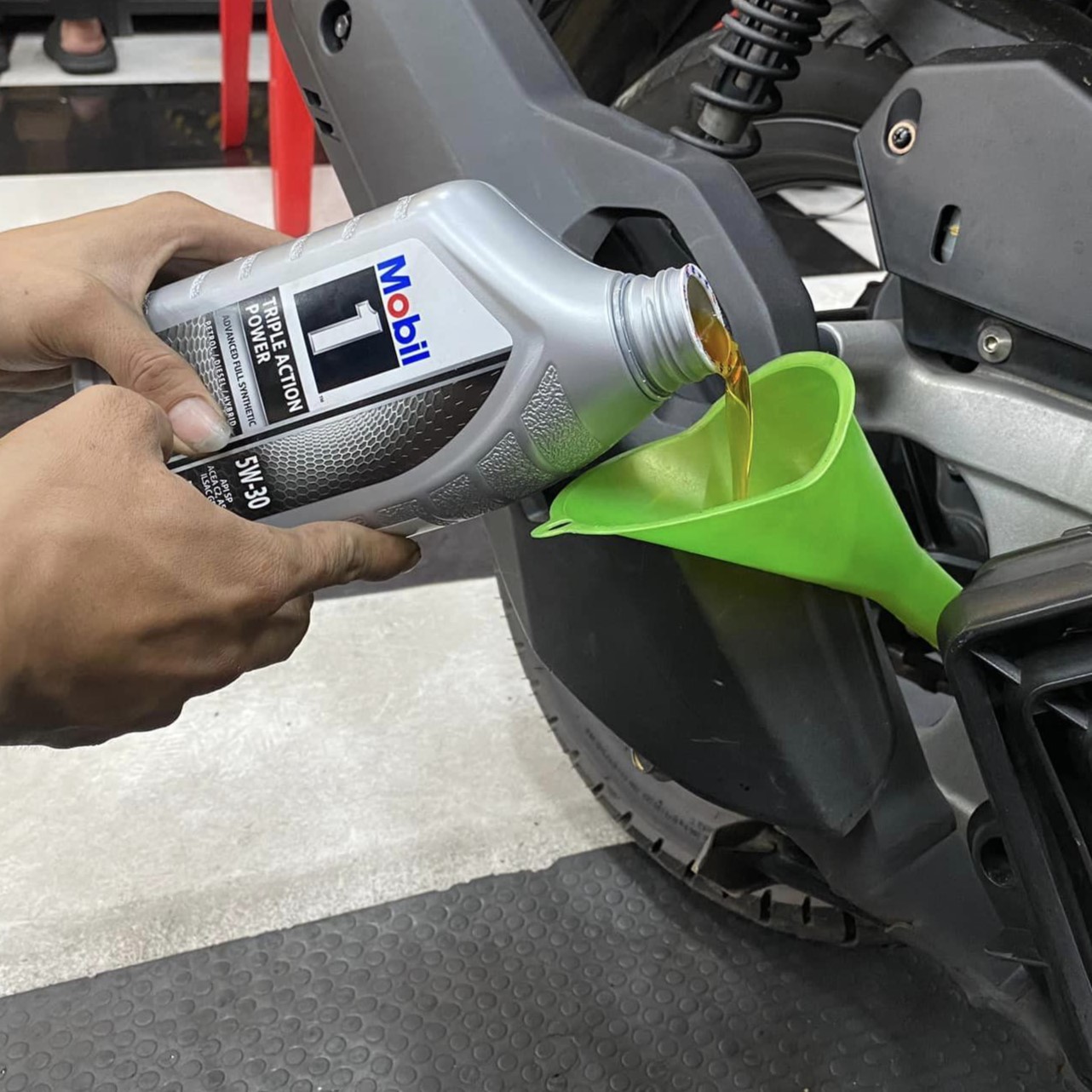 Nhớt Mobil 1 5W30 1L cho xe ga (900002)