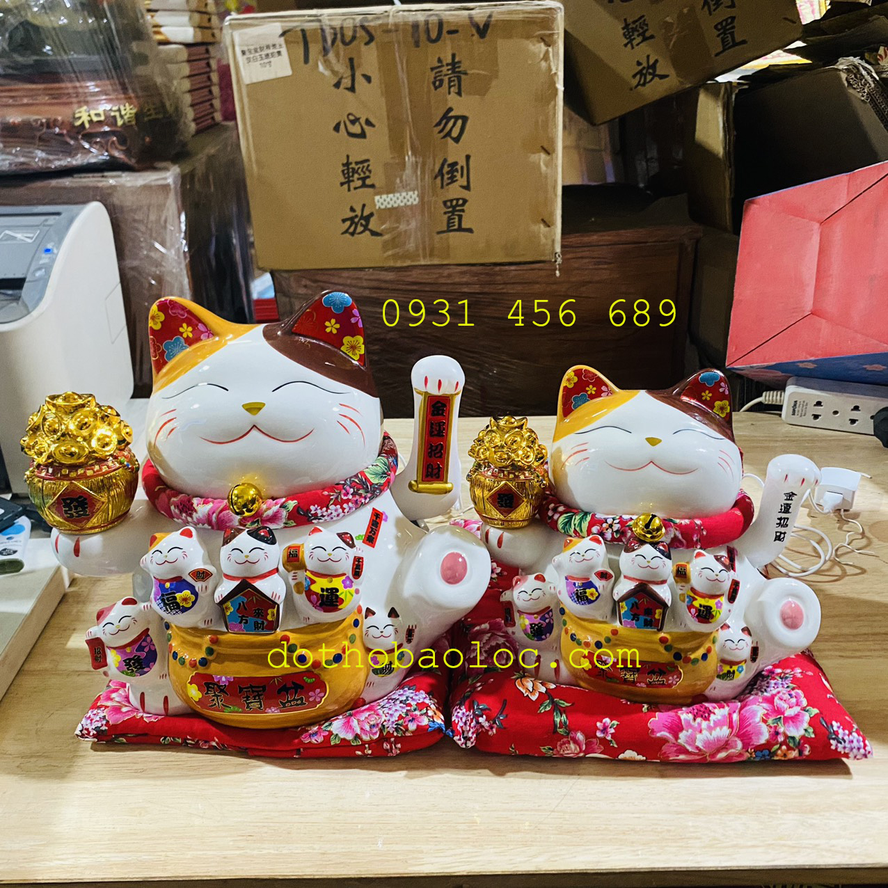 Mèo Thần Tài vẫy tay bằng gốm sứ cao cấp mang lại tài lộc cho gia chủ cao 2 cỡ cao: 20cm, 26cm – Túi vàng