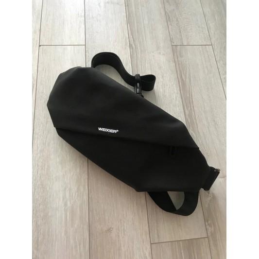 Túi đeo chéo thể thao nam cao cấp Weixier chất liệu vải Oxford với 3 ngăn khóa ngoài 1 ngăn khóa trong