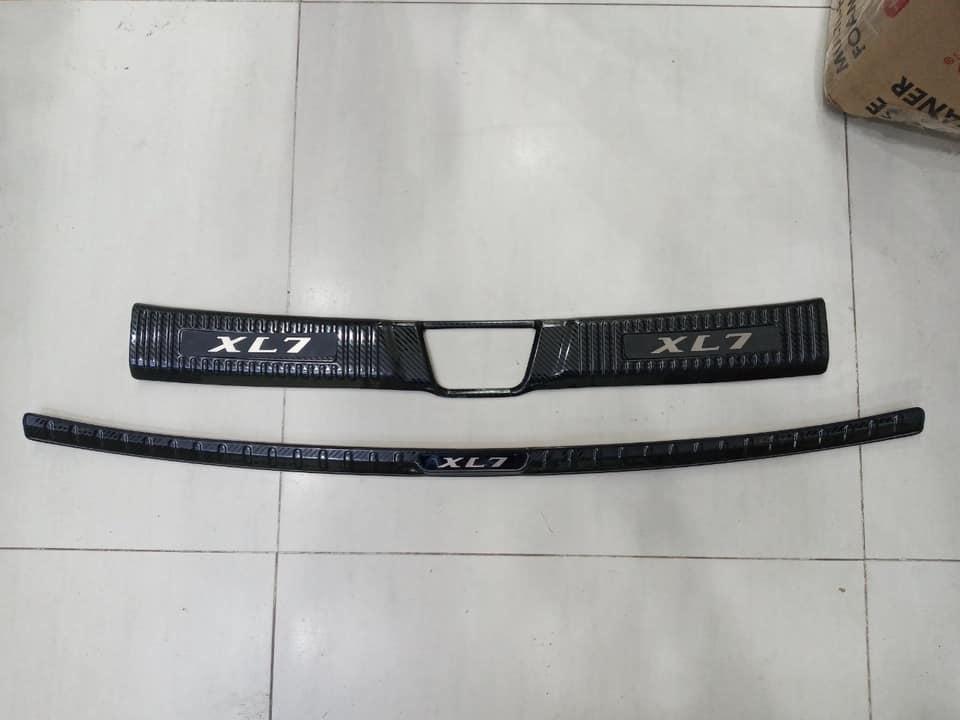 Nẹp chống trày cốp, ốp bậc cốp theo xe dành cho SUZUKI XL7 2020 mẫu titan, cacbon chất liệu không gỉ, bảo vệ cốp xe ô tô