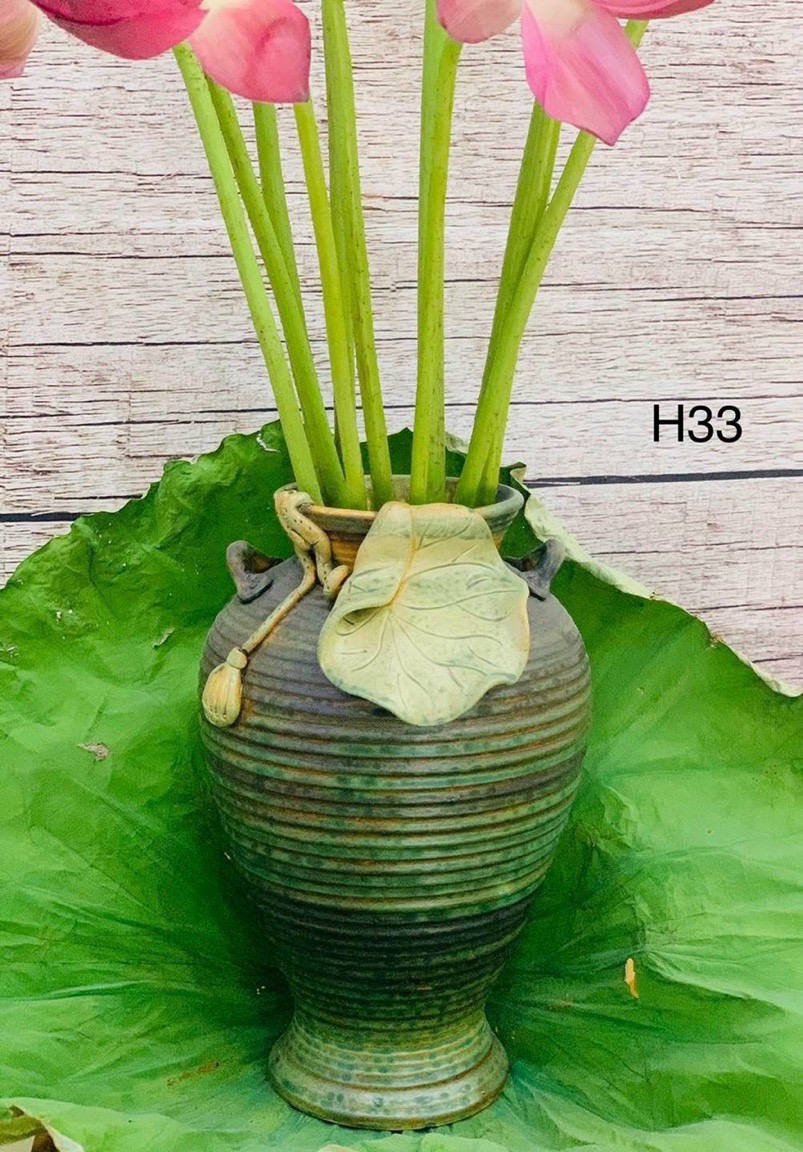 Lọ hoa đùi dế sen đắp nổi gốm sứ Bát Tràng cao 34cm