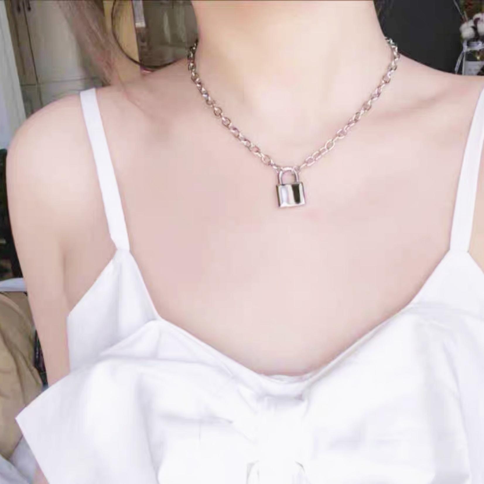Vòng cổ khoá titan sexy sành điệu