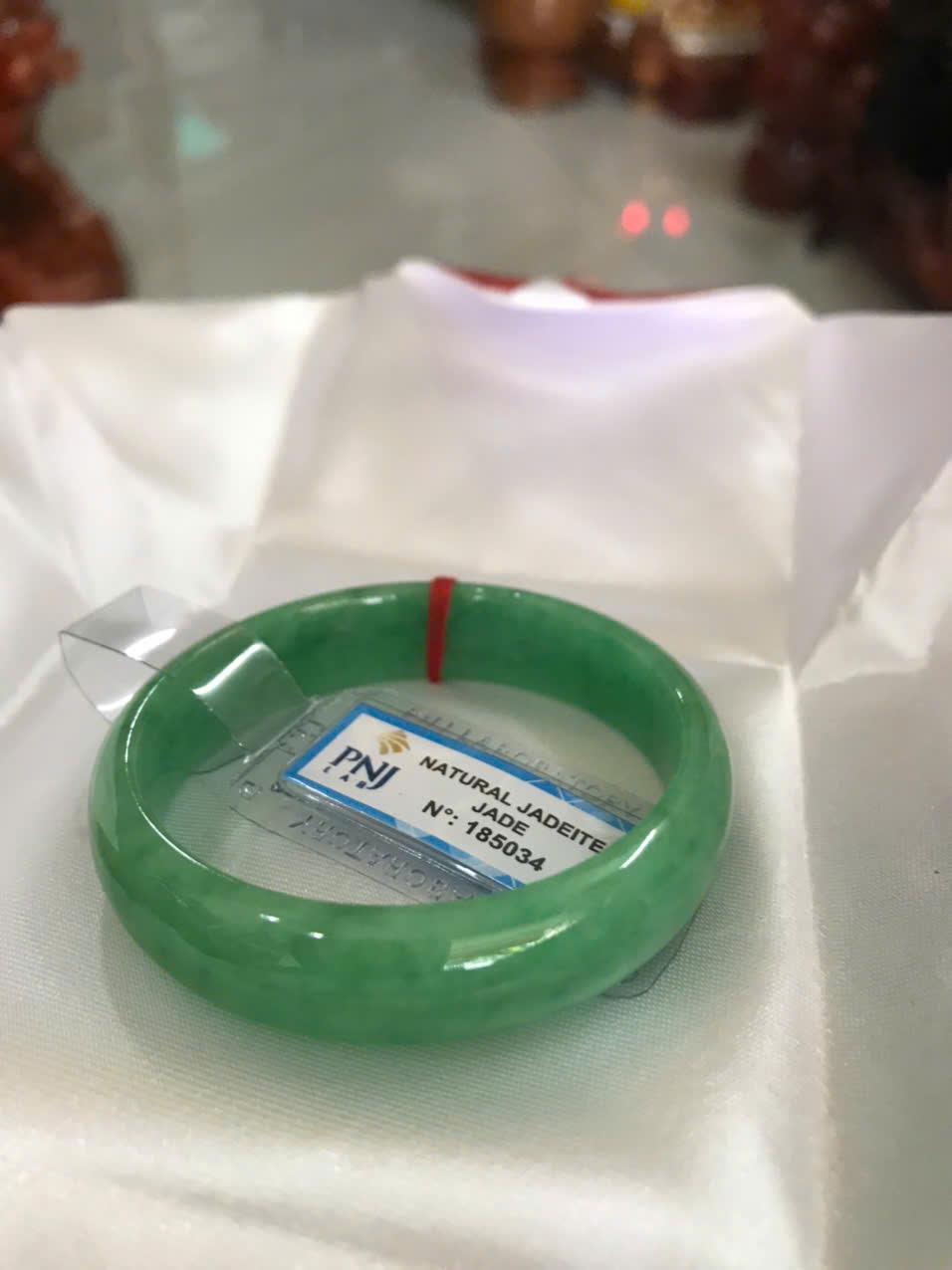 Vòng Tay Nữ Đá Ngọc Cẩm Thạch Tự Nhiên Bản Hẹ Sịn Đậu Lý Sao Ni 48mm Cao 12mm Dầy 6mm đã kiểm định kèm giấy chứng nhận P No 185034 Màu Xanh ngọc lý tươi bóng đều đẹp nữ tay nhỏ 35kg - 48kg ạ