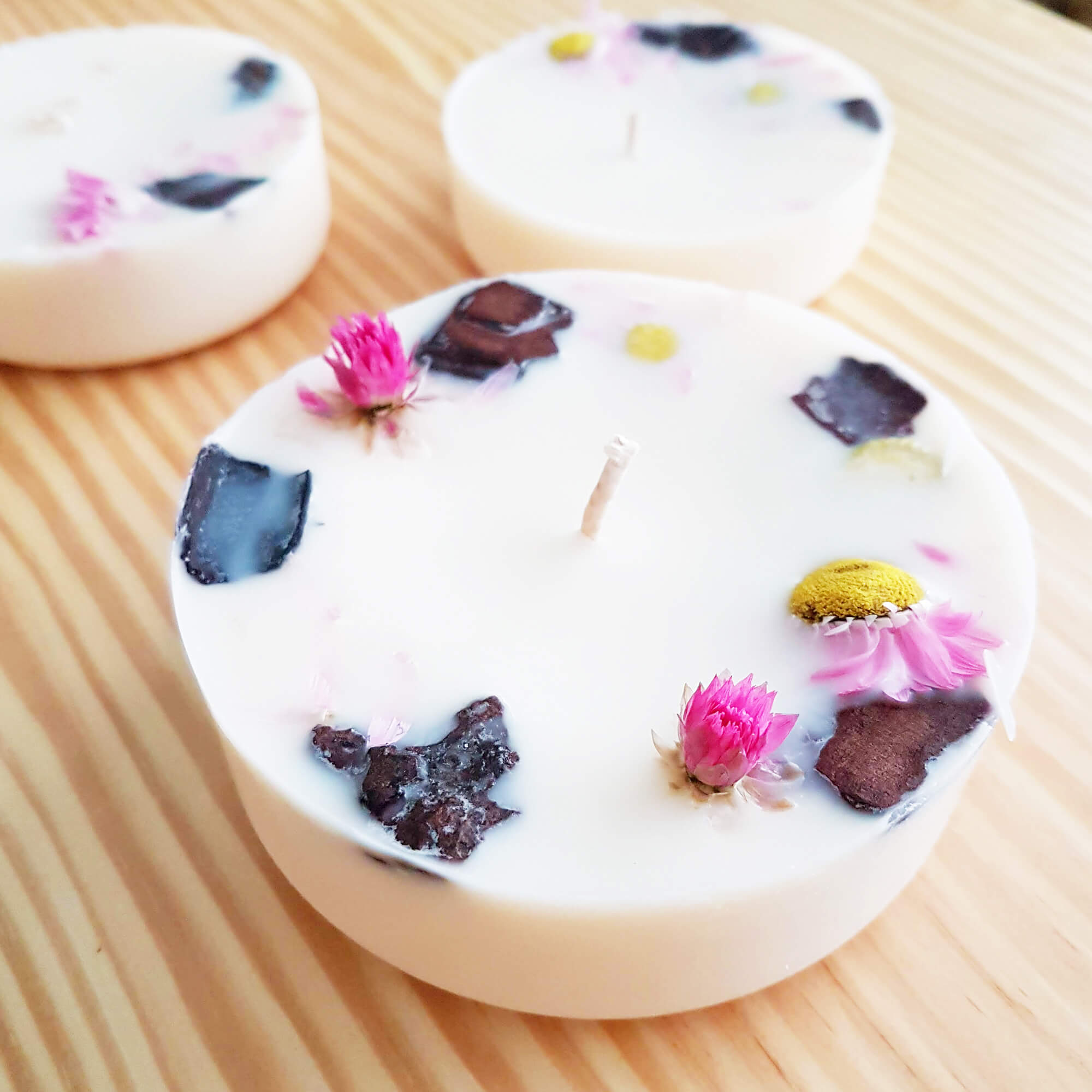 Nến thơm sáp đậu nành với hỗn hợp tinh dầu hoa trà và hoa nhài, trang trí hoa bất tử, vỏ quế - 200ml