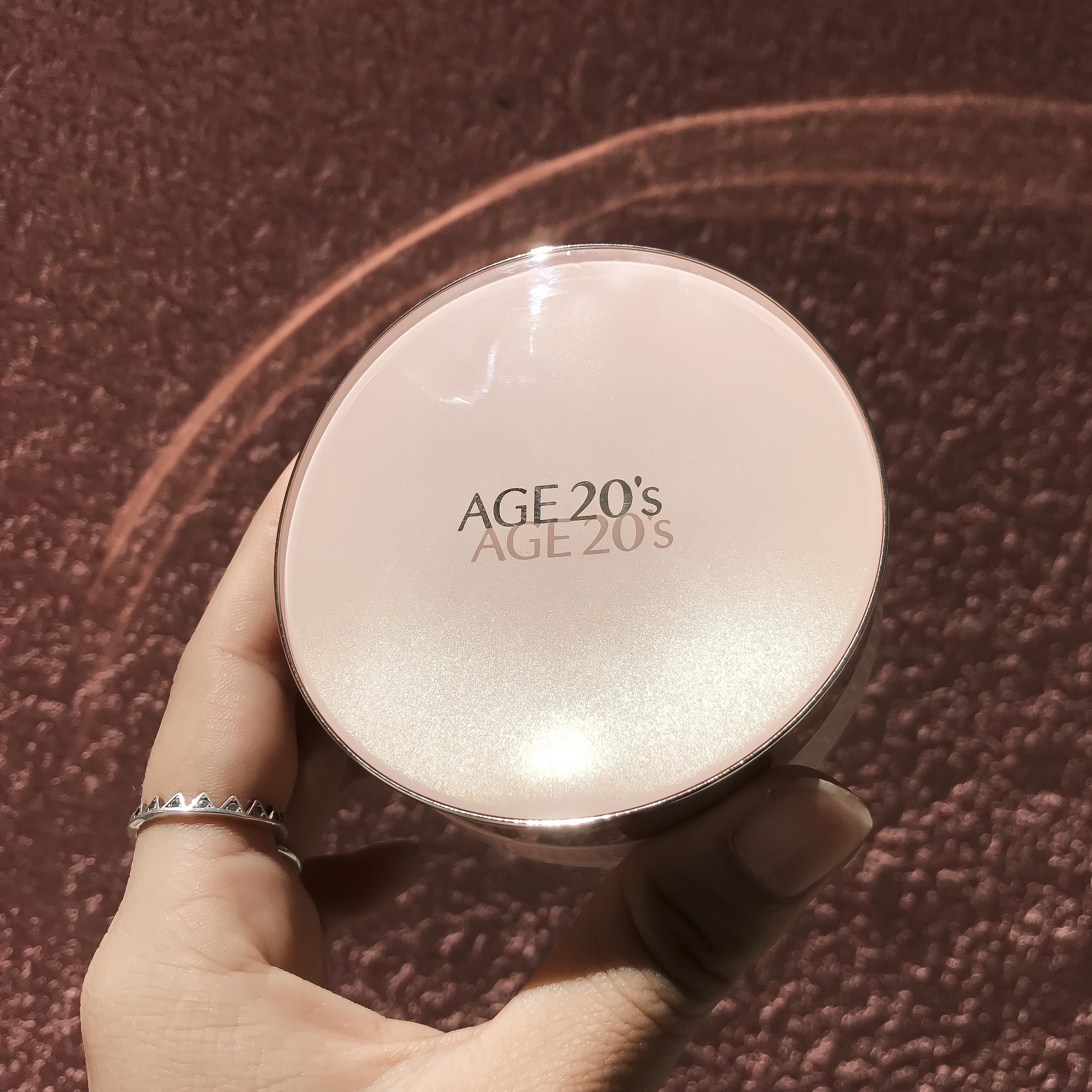 Phấn Lạnh Dưỡng Ẩm Cho Da Age 20’s Signature Essence Cover Pact Moisture 21 Light Beige ( 14g X 2 Lõi )