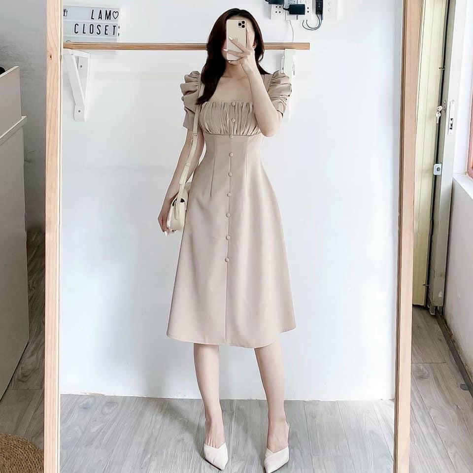 ĐẦM XOÈ CỔ VUÔNG TAY PHỒNG XẾP LI NÚT BỌC