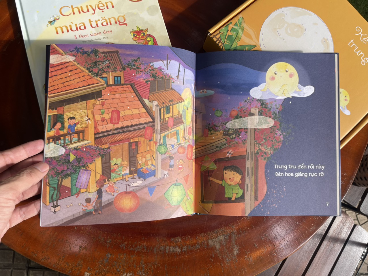 [Boxset dạng hộp quà Trung Thu gồm 2 cuốn bao gồm sticker, bookmark] Kể Chuyện Trung Thu gồm CHUYỆN MÙA TRĂNG và ĐỦNG ĐỈNH TRĂNG ĐI – LionBooks – Quét QR ra hiệu ứng Motion – Bìa cứng in màu toàn bộ