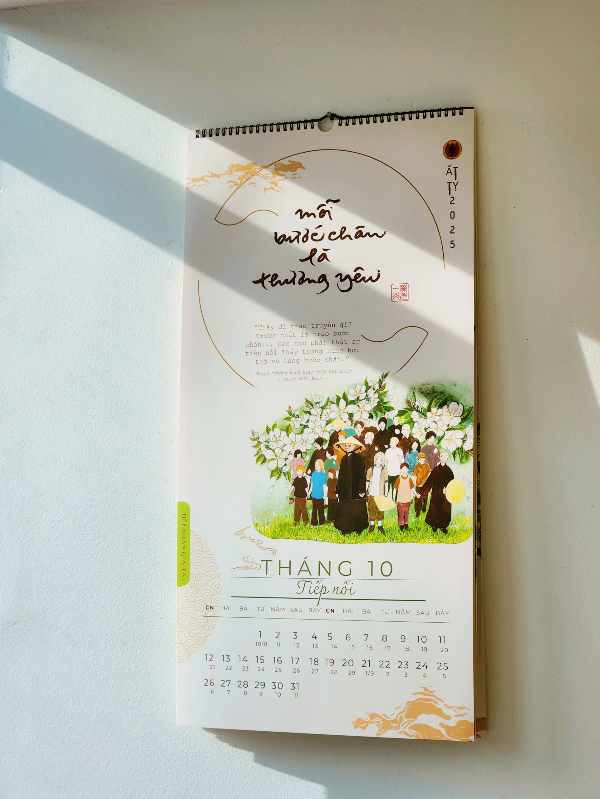 (Lịch 2025) Lịch Treo Tường - Thư Pháp Làng Mai – Chủ đề: Ý thức em mặt trời tỏ rạng – Thái Hà Books