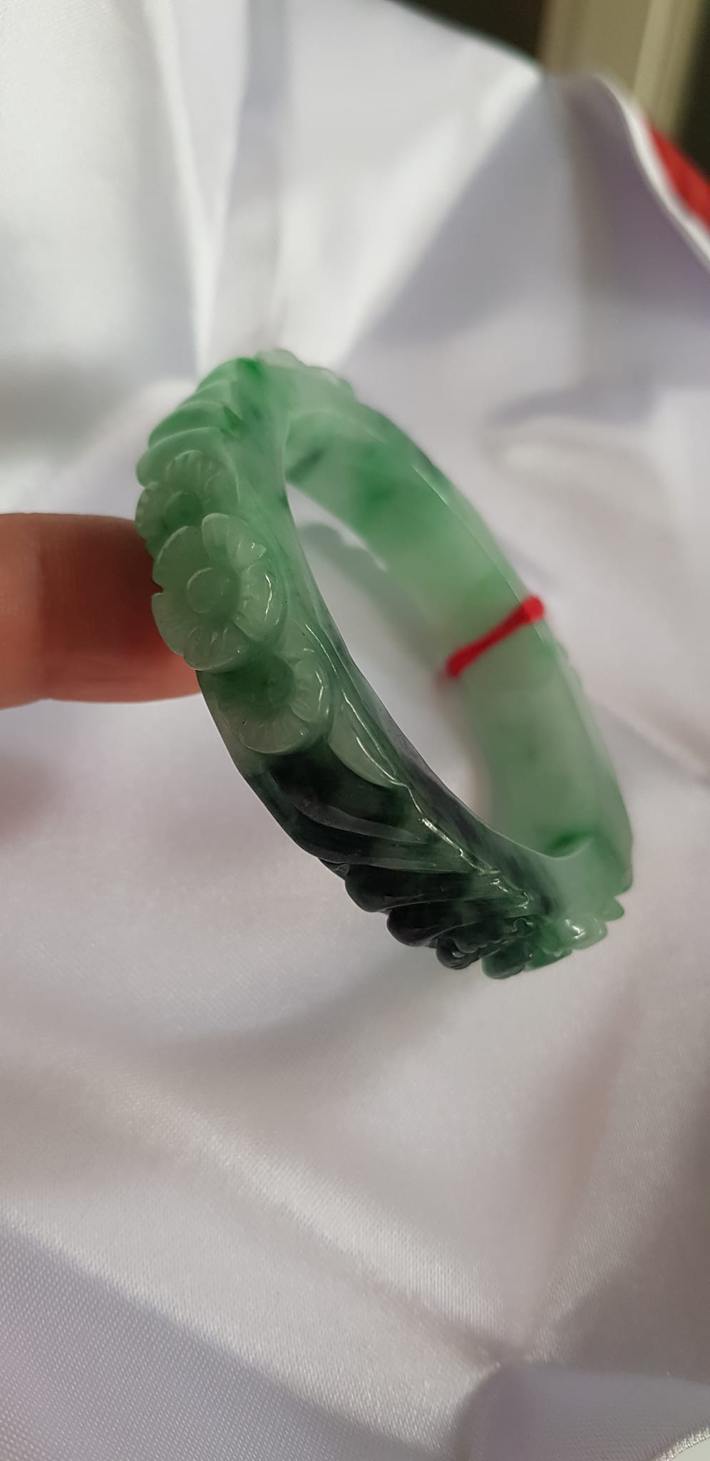 Vòng cẩm thạch tự nhiên chạm Bông Hoa Mai tròn mới đẹp tuyệt vời bản vuông Ni 48mm x cao 12mm x dầy 8mm 100% Đá cẩm thạch thiên nhiên màu Xanh ngọc bóng đẹp đều cả vòng điểm xanh sơn thủy đậm 1 góc thiệt đẹp Nữ 35kg - 48kg đeo ạ