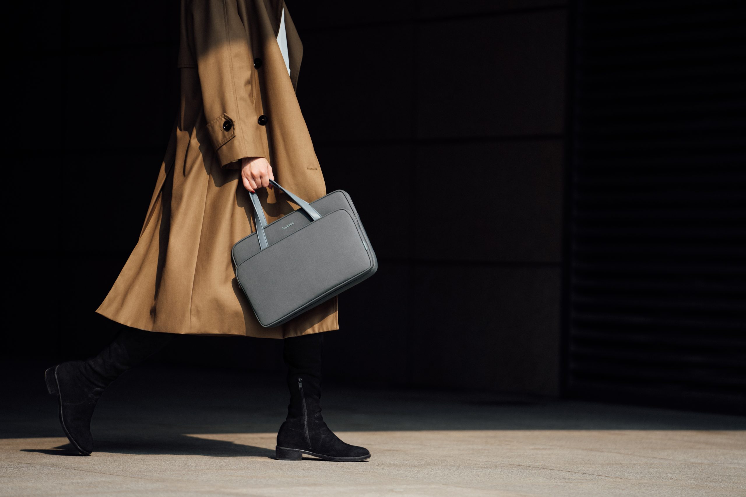 Túi Xách TOMTOC HER H21 Briefcase Premium Dành Cho Macbook 14 inch - Hàng Chính Hãng