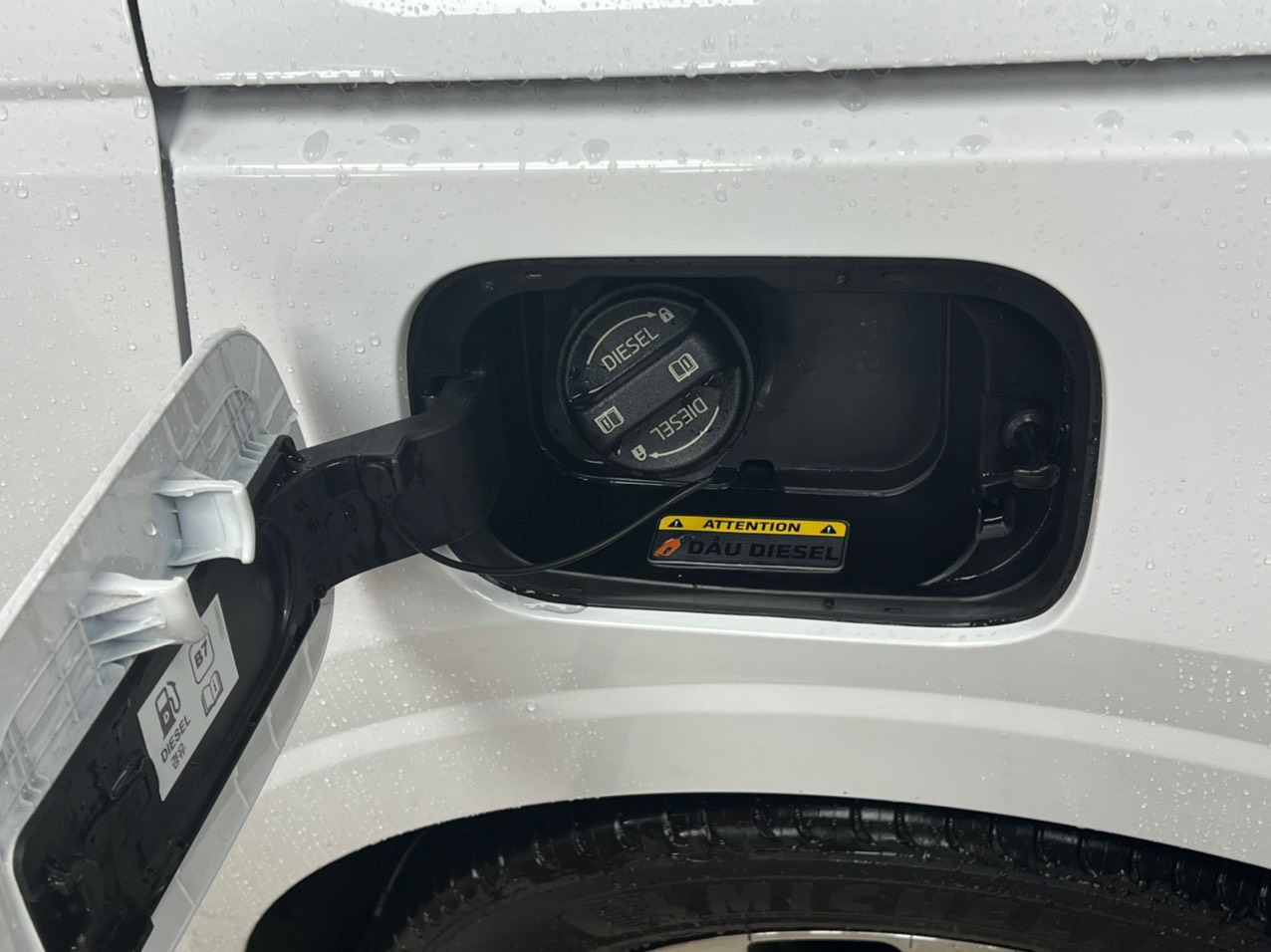 Sticker decal tem nhôm dán cảnh báo đổ xăng A95, dầu Diesel cho xe ô tô