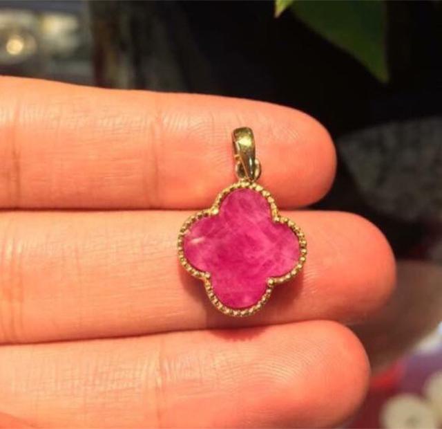 Mặt cỏ 4 lá đá ruby đã bọc vàng 10k