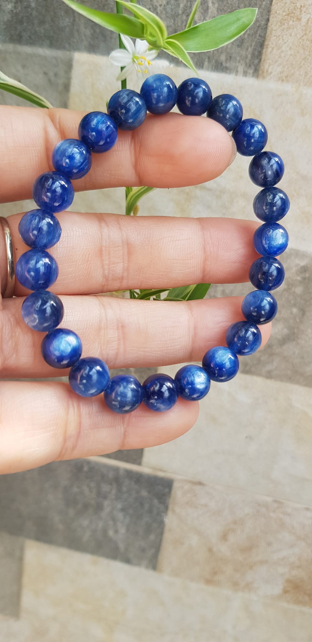Vòng tay nữ đá kyanite tự nhiên hay đá Sapphire nước xanh dương Đậm bóng đẹp 8mm đẹp sang tốt sức khỏe , mang lại may mắn, tài lộc nữ mệnh Thủy mệnh Mộc đeo ạ