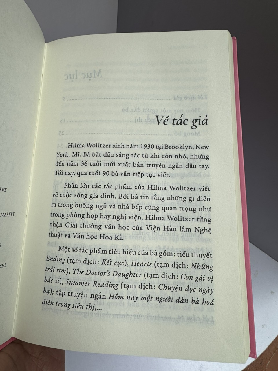 [Bìa Flexi] HÔM NAY MỘT NGƯỜI ĐÀN BÀ HÓA ĐIÊN TRONG SIÊU THỊ - Hilma Wolitzer - Đinh Thảo dịch - San Hô Books - Nhà xuất bản Phụ Nữ Việt Nam.