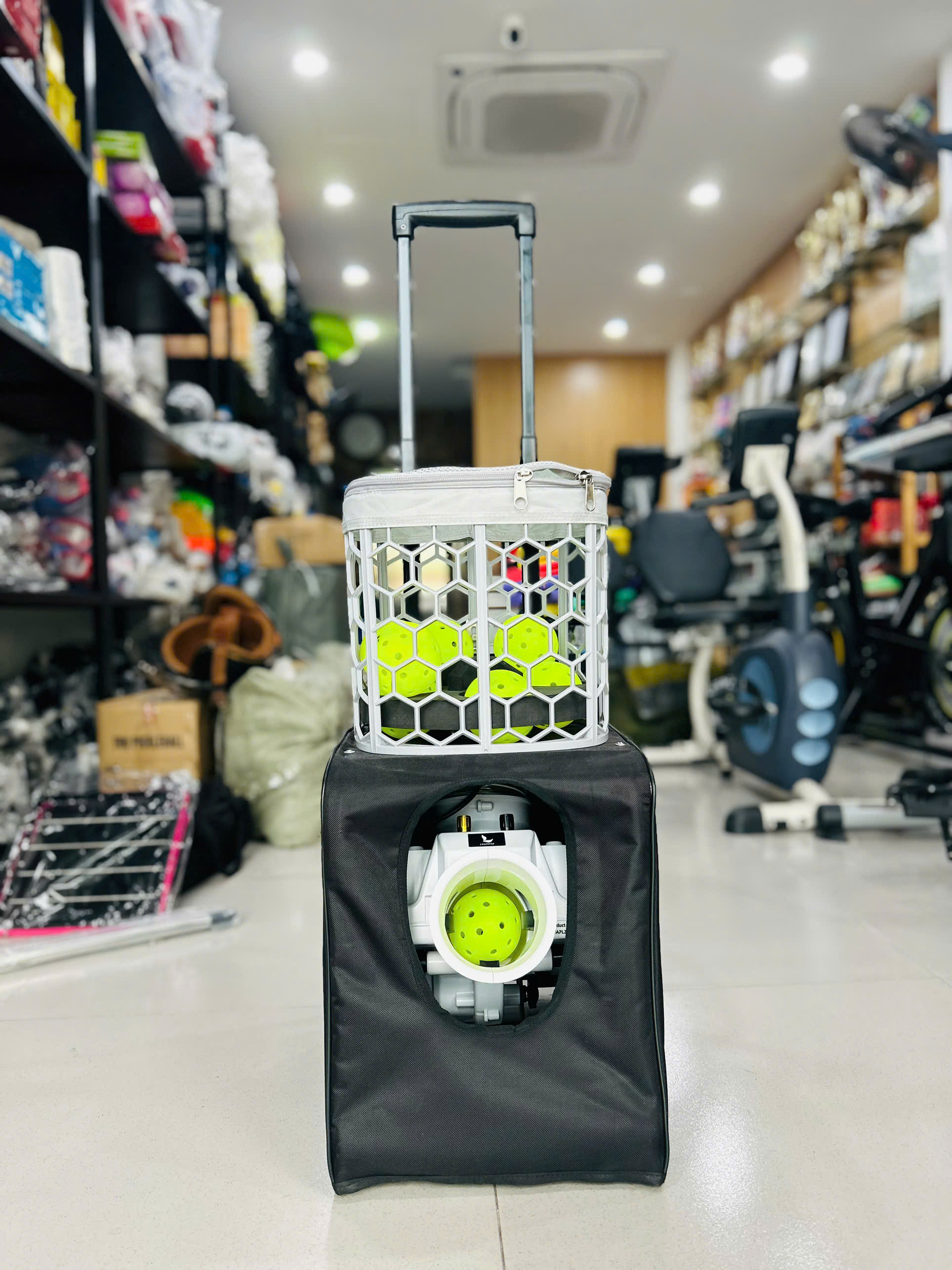 Máy bắn bóng pickleball di động LEADWISE LWAPL25B có điều khiển từ xa, điều chỉnh phạm vi bắn bóng linh hoạt, dễ sử dụng.