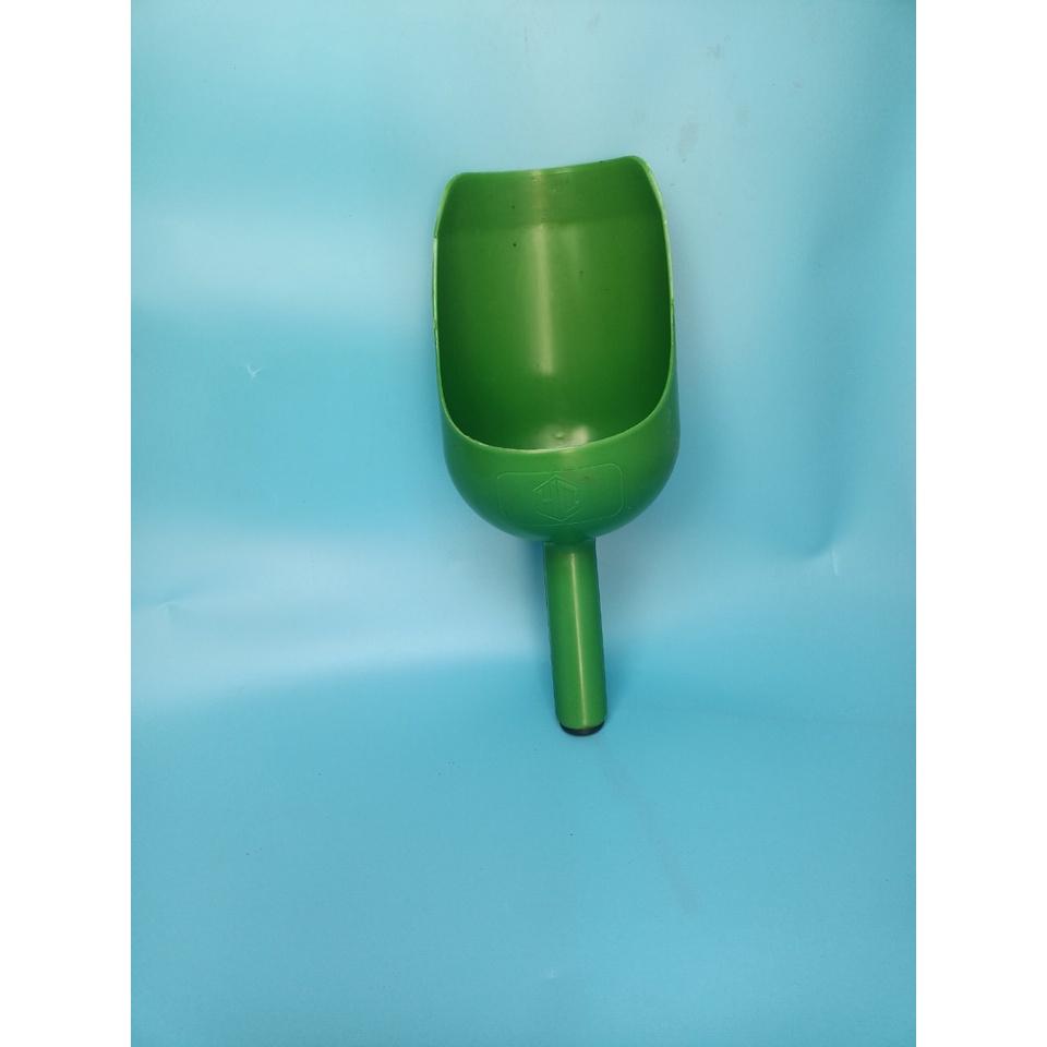 Vá nhựa, ca nhựa, gáo nhựa xúc cám chuyên dụng 1.5kg