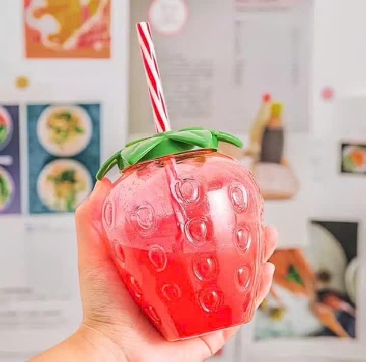 Bình nước hình trái dâu tặng kèm móc khóa trái dâu siêu dễ thương