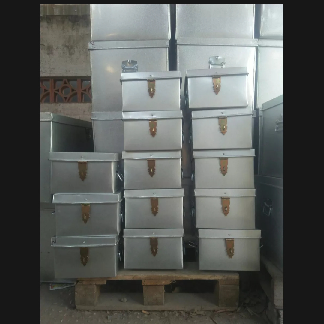 Thùng tôn nhỏ đựng đồ cá nhân, đựng tiền, tặng ổ khóa kt 30x20x15