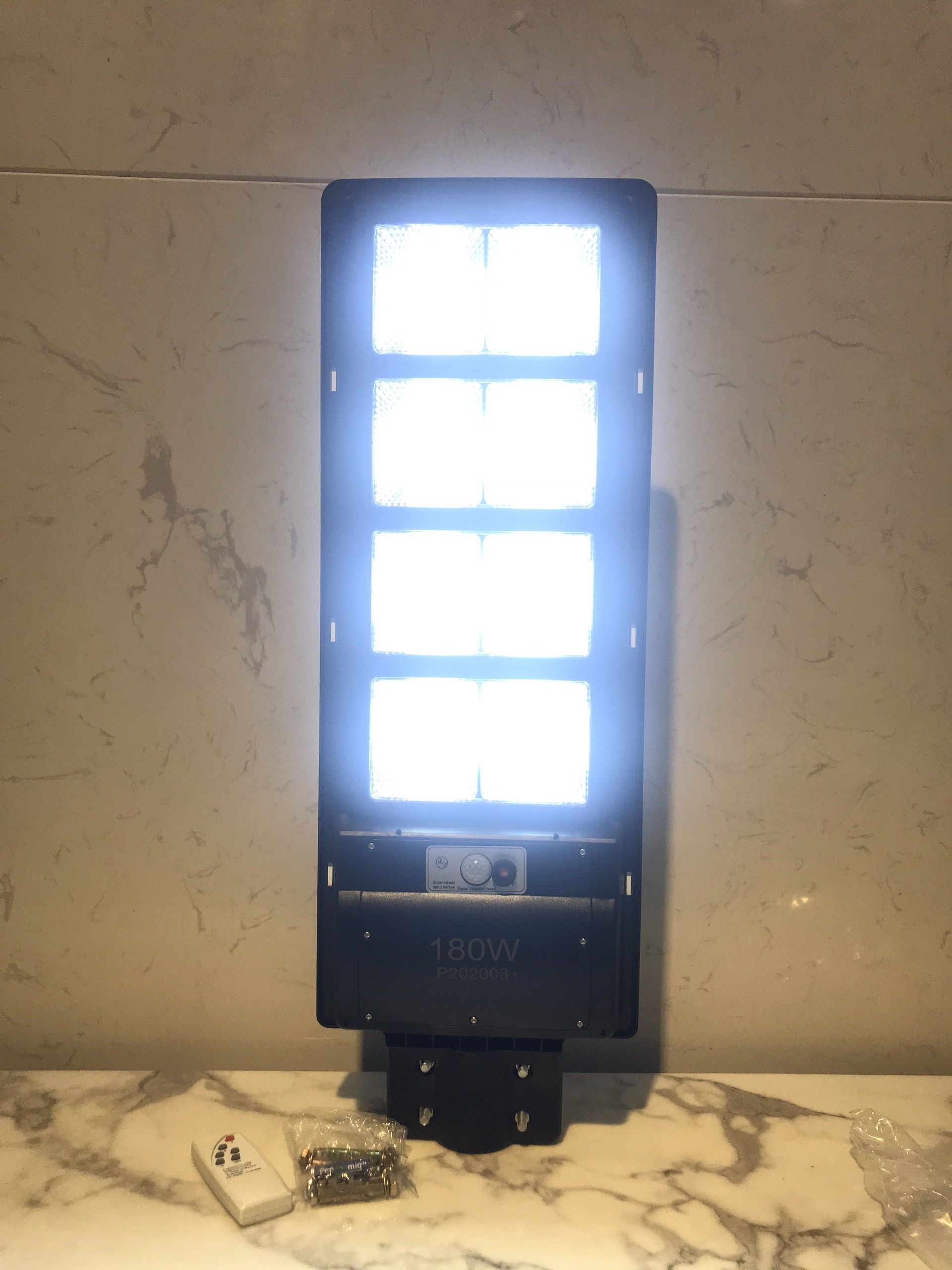 Đèn Năng Lượng Mặt Trời Liền Thể 240w,360w,500w có tay đèn + bass. NLMT 500W &amp; đèn Cảm Biến