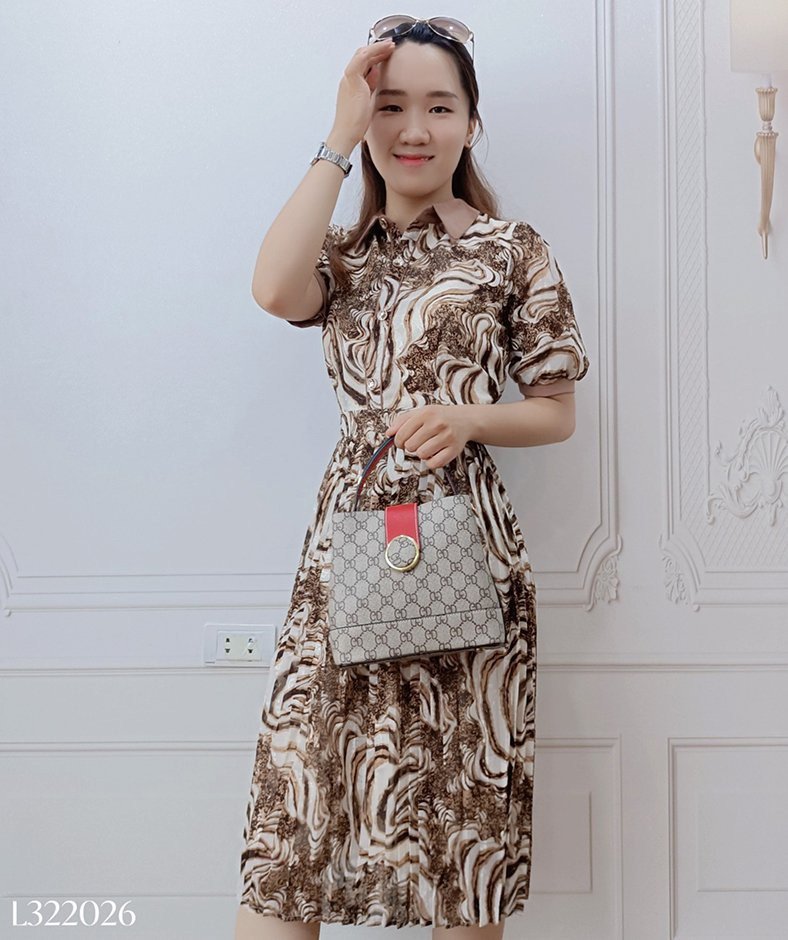 Váy cổ đức nền nâu họa tiết lượn sóng