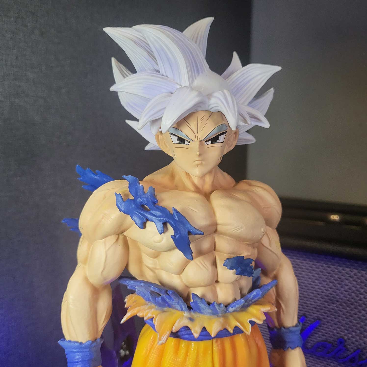 Mô hình Son Goku vô cực 32 cm có LED - Dragon Ball