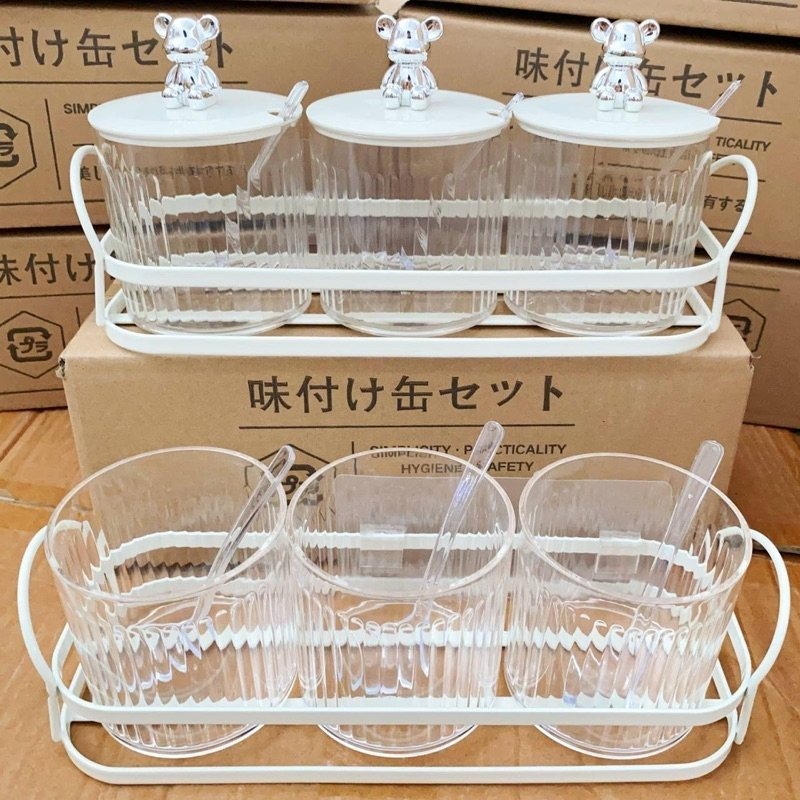 Bộ 3 Lọ Đựng Gia Vị Sang Trọng, Cao Cấp Chất Liệu Nhựa Acrylic Chịu Lực Và Nhiệt Tốt Vân Sọc Có Thìa Kèm Giá Đỡ Kim Loại Sang Trọng Cao Cấp - Hình Núm Giao Ngẫu Nhiên