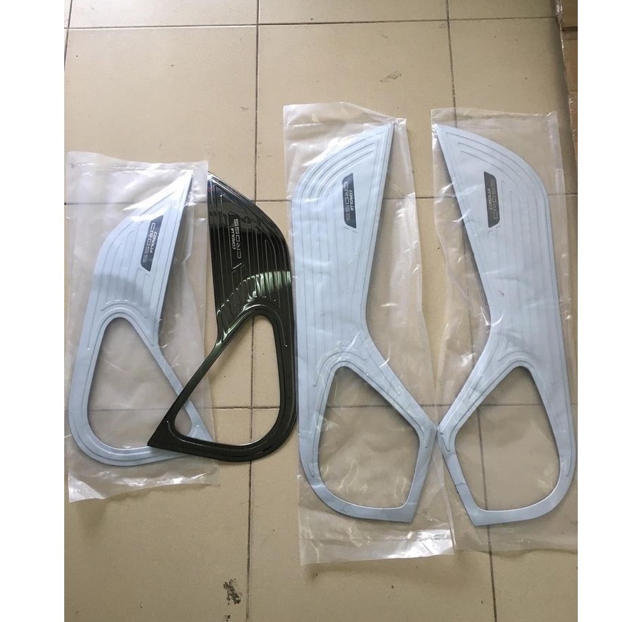 Ốp tapli cánh cửa titan xe Toyota Corolla Cross 2020 2021 2022 2023 Hàng cao cấp