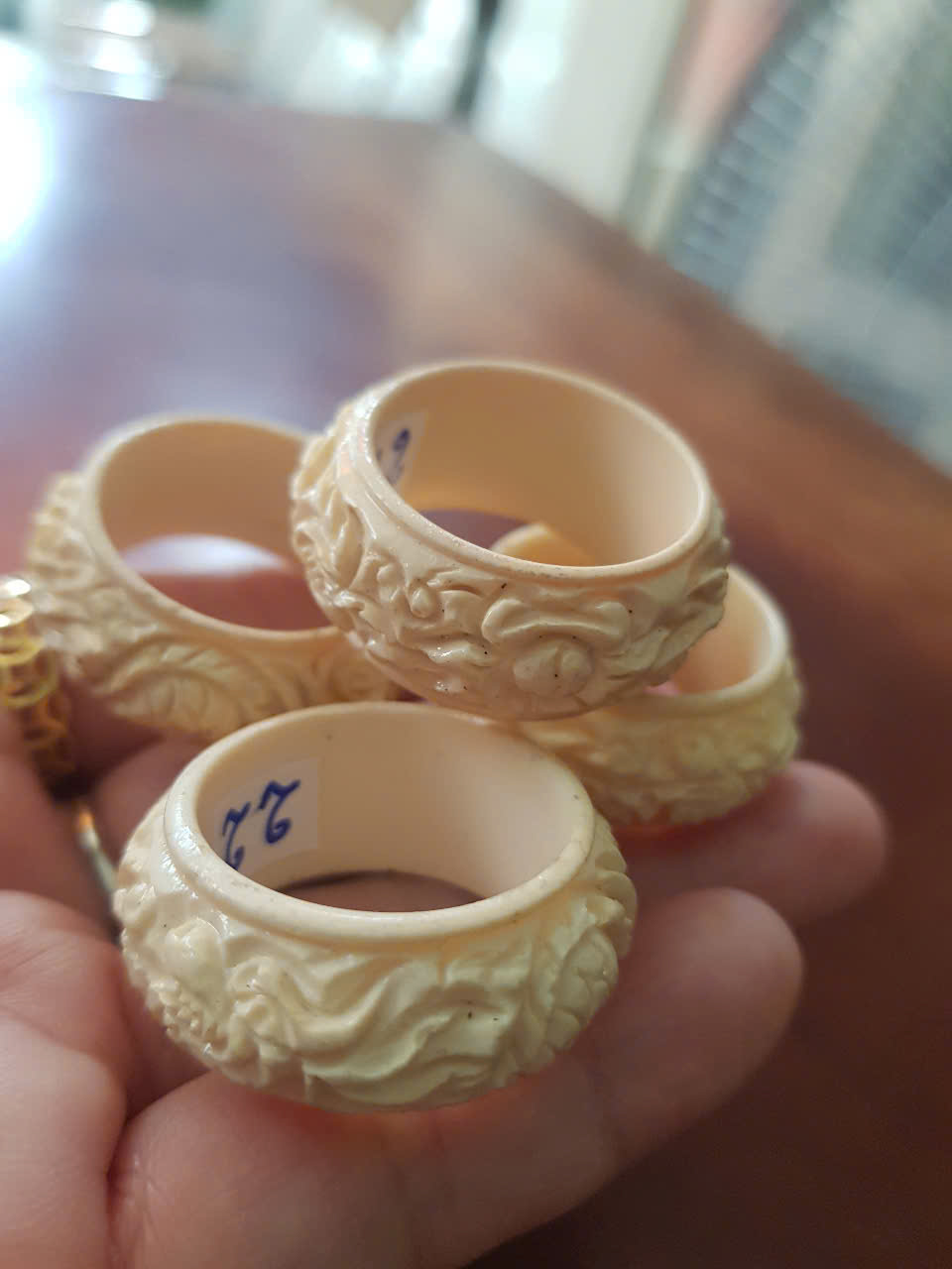 Nhẫn Nam Giả Ngà hay Xương Mỹ Nghệ Chạm Rồng Nổi Lượn Bản tròn Ni 22mm Cao 13mm Dầy 5mm màu trắng Dành Cho Các Anh Nam đeo nhẫn ngón tay cái hay bất kỳ ngón tay nào ni lọt vừa tay là 22mm rẻ vẫn đẹp như thường ạ