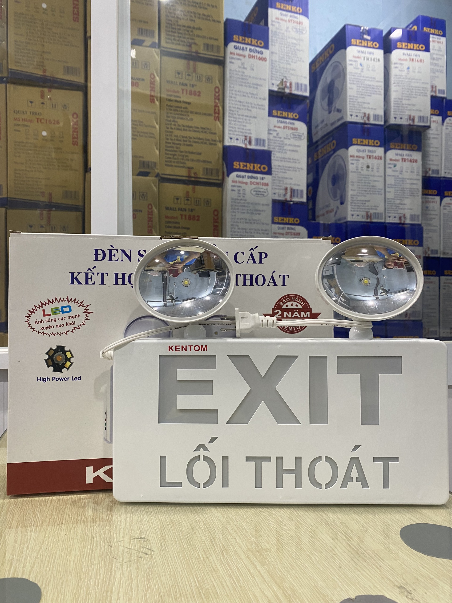 Đèn sạc khẩn cấp Kentom KT-730 kết hợp đèn exit lối thoát tiện lợi, ánh sáng mạnh xuyên qua khói - Hàng chính hãng