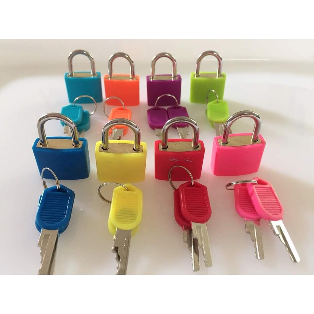 Bộ 8 khóa màu kèm chìa khóa