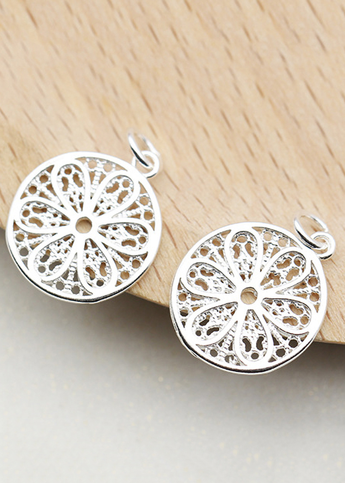 Combo 2 cái charm bạc hình tròn họa tiết bông hoa treo - Ngọc Quý Gemstones