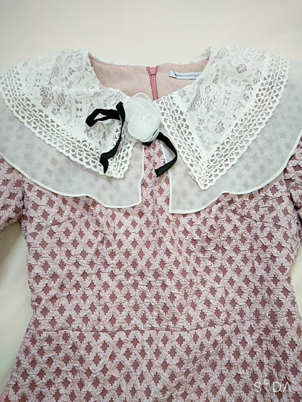 Đầm Dự Tiệc Thiết Kế-Đầm xốp hồng phối cổ ren bản to đính hoa dự tiệc 2 lớp xinh đẹp,quý phái