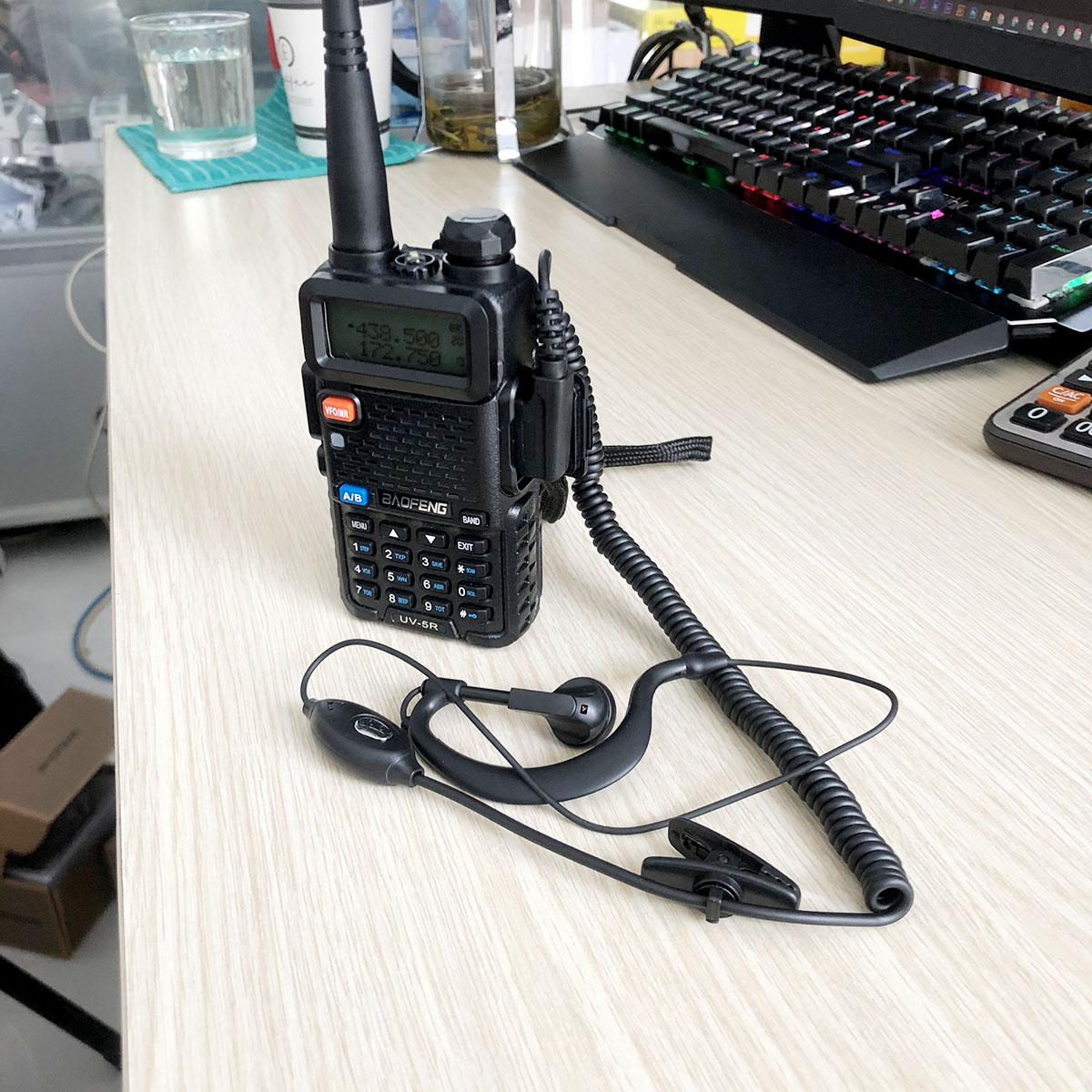 Bộ đàm Baofeng UV-5R phiên bản mới nhỏ gọn | Bộ đàm 2 băng tần số UHF/VHF kết hợp nghe đài FM và đèn pin chiếu sáng kèm tai nghe chuyên dụng cho bộ đàm - Hàng chính hãng