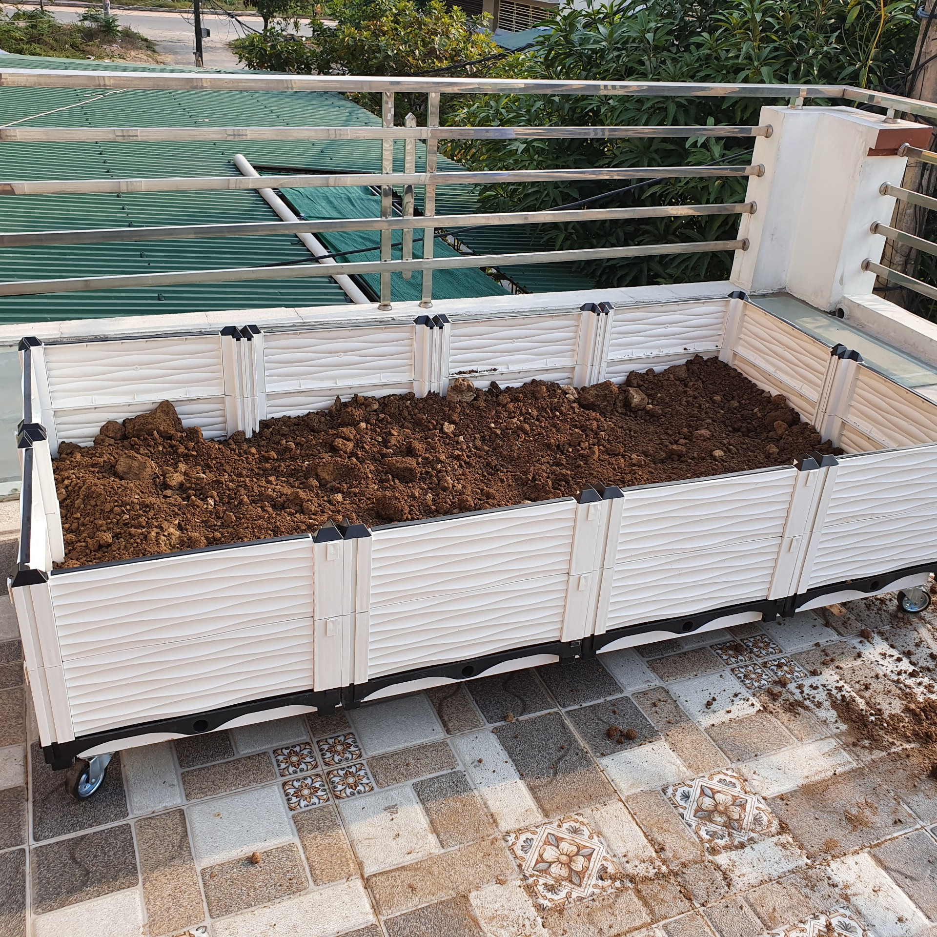 CHẬU GHÉP THÔNG MINH Cm: Bền từ 8-10 năm, phù hợp mọi cây trồng và không gian, Module tùy biến kích thước, an toàn, trọng lượng nhẹ, kết cấu chắc chắn, có khay trữ và thoát nước.