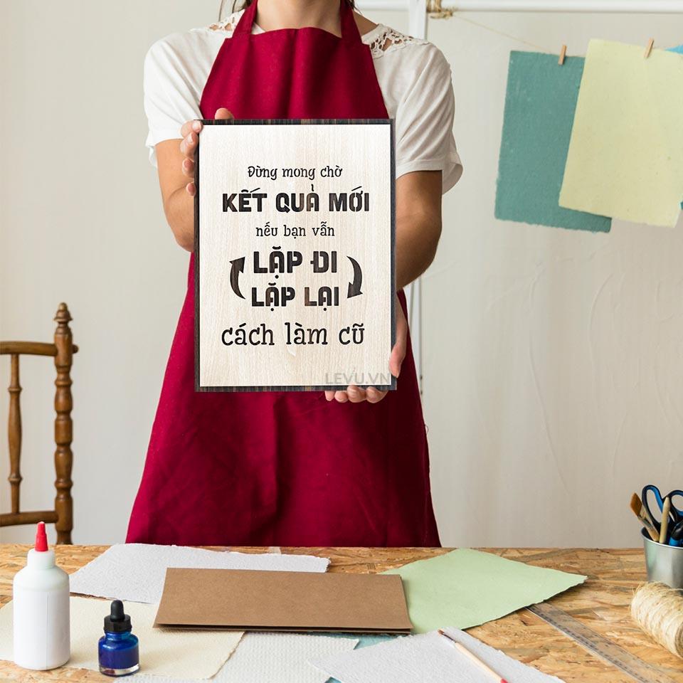 Tranh treo tường slogan LEVU LV038 "Đừng mong chờ kết quả mới khi vẫn lặp đi lặp lại cách làm cũ"