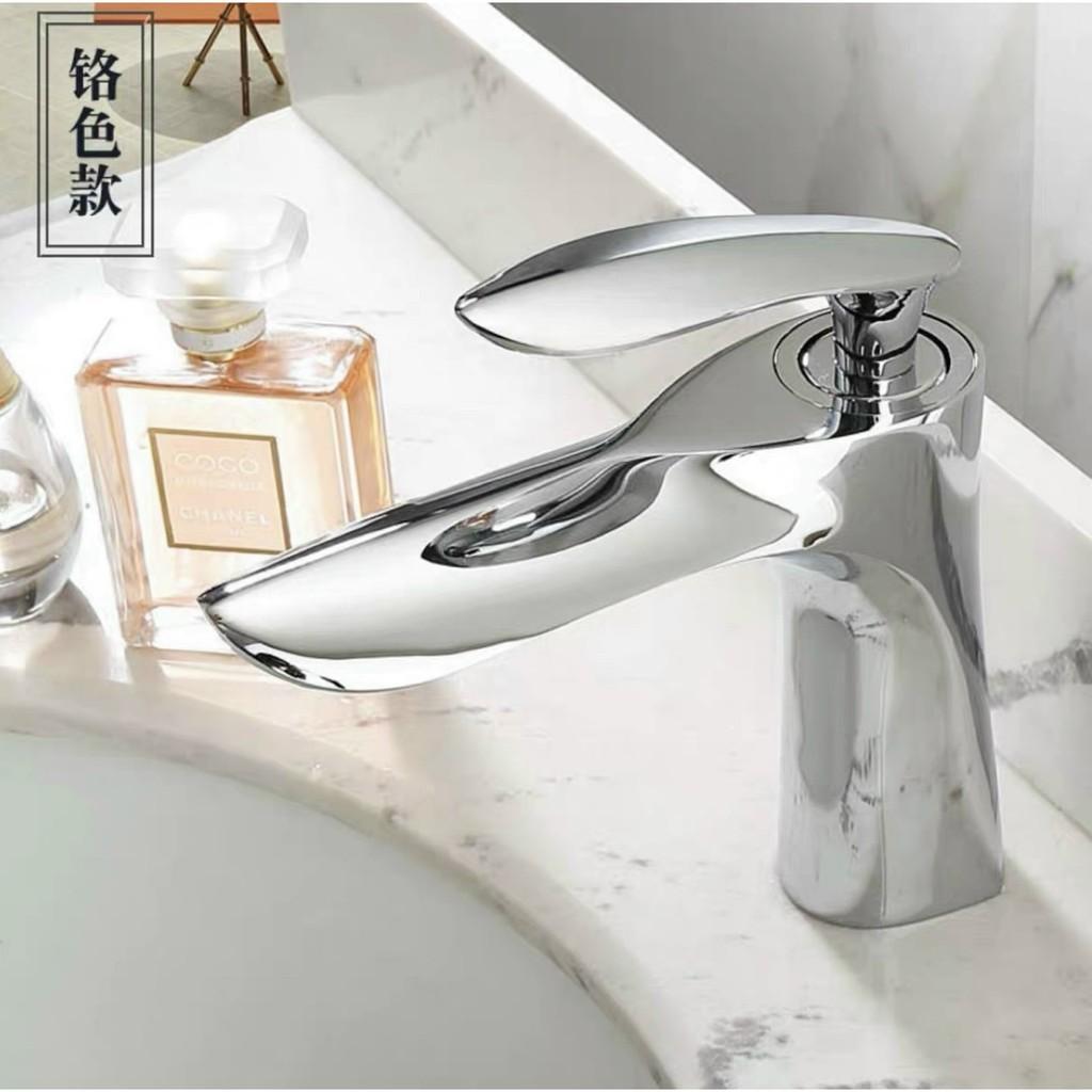 Vòi lavabo nóng lạnh kiểu lá với nhiều màu như đen/trắng bóng/vàng