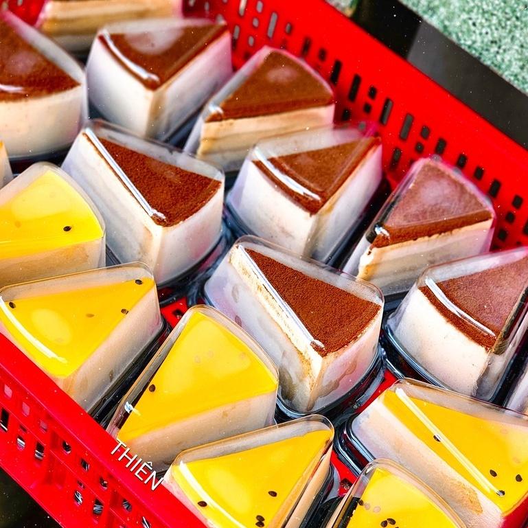 Hộp Tam Giác A03 Đựng Bánh Kem - Tiramisu - Cheese Cake - Red Velvet - Bánh Crepe Nhiều Tầng